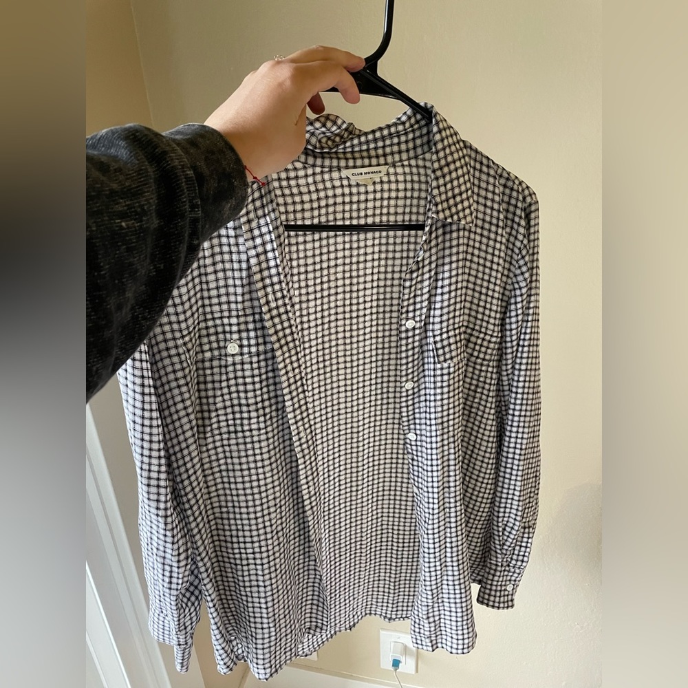 Club Monaco sexy button down. 100% silk, size XS, excellent condition.